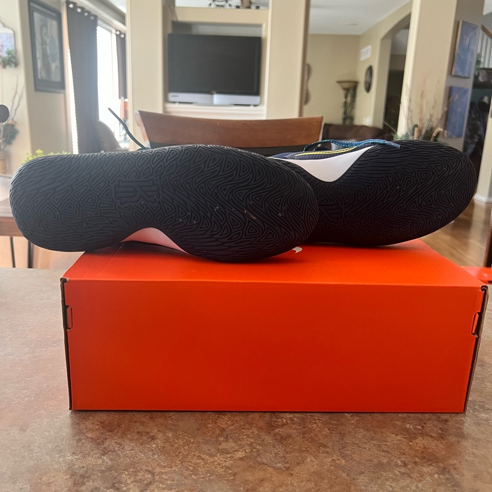 Nike flytrap IV GS - Picture 4 of 4